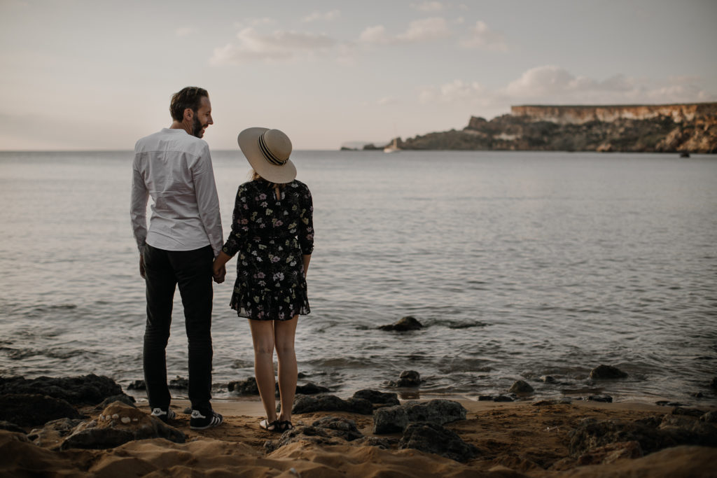 Sesja narzeczeńska Marie i Shane'a na plaży na Malcie